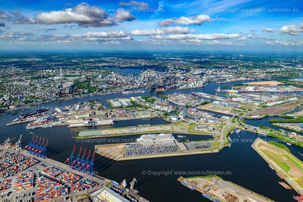 Hamburg_Steinwerder_ELS_9833070524 | HAMBURG 07.05.2024 Landschaft des Hafens am Flussverlauf der Elbe im Ortsteil Steinwerder in Hamburg, Deutschland. Weiterführende Informationen bei: HPA Hamburg Port Authority. // Landscape of the harbor on the river Elbe in the district of Steinwerder in Hamburg, Germany. Further information at: HPA Hamburg Port Authority. Foto: Martin Elsen