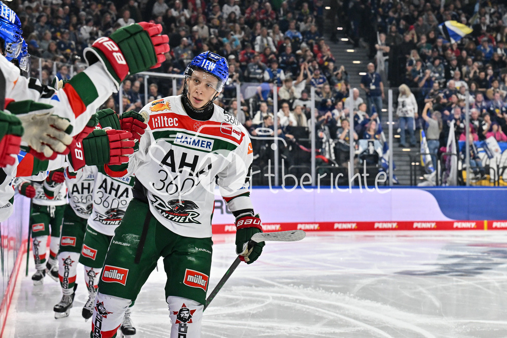 EHC RB München - Augsburger Panther | Jubel der Panther nach dem Treffer zum 1-1 durch Anrei HAKULINEN (Augsburger Panther #94) / Freude / Happy / tor / Torschuetze / DEL: EHC RB Muenchen - Augsburger Panther, SAP Garden am 23.11.2024