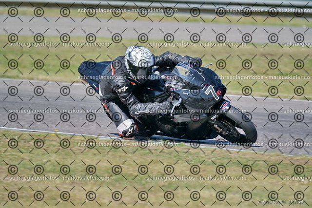 26BT02-0015 | markuskiefer.com - Realisiert mit Pictrs.com