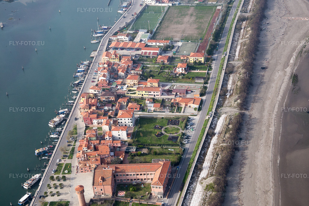 Vue aérienne: Zone d'habitation dans le district Pellestrina de Venise à Pellestrina dans le département Vénétie, Italie.Photo: IMG_087450.jpg prise le 06/04/2016 par Werner Riehm/FLY-FOTO.euRésolution de l'original: 5472 x 3648 px