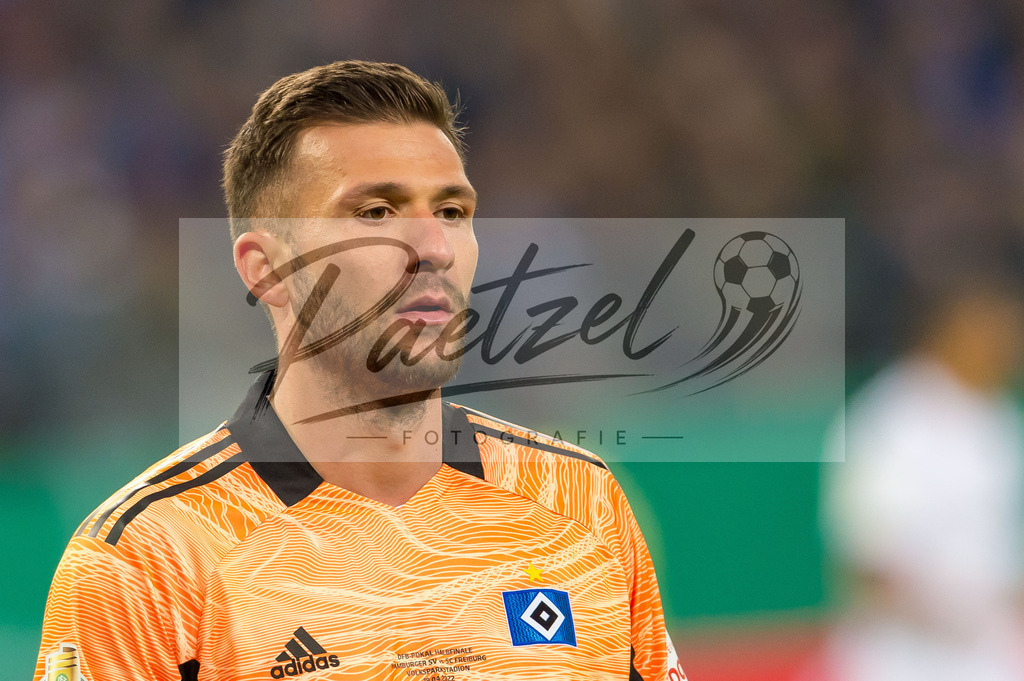 HSVSCF20220419_394 | Fussball, Herren: Torwart Daniel Heuer Fernandes (Hamburger SV) schaut beim DFB-Pokal-Halbfinalspiel zwischen Hamburger SV und SC Freiburg im Volksparkstadion am 19.04.2022 in Hamburg, Deutschland.DFB / DFL REGULATIONS PROHIBIT ANY USE OF PHOTOGRAPHS AS IMAGE SEQUENCES AND/OR QUASI-VIDEO. - Realisiert mit Pictrs.com