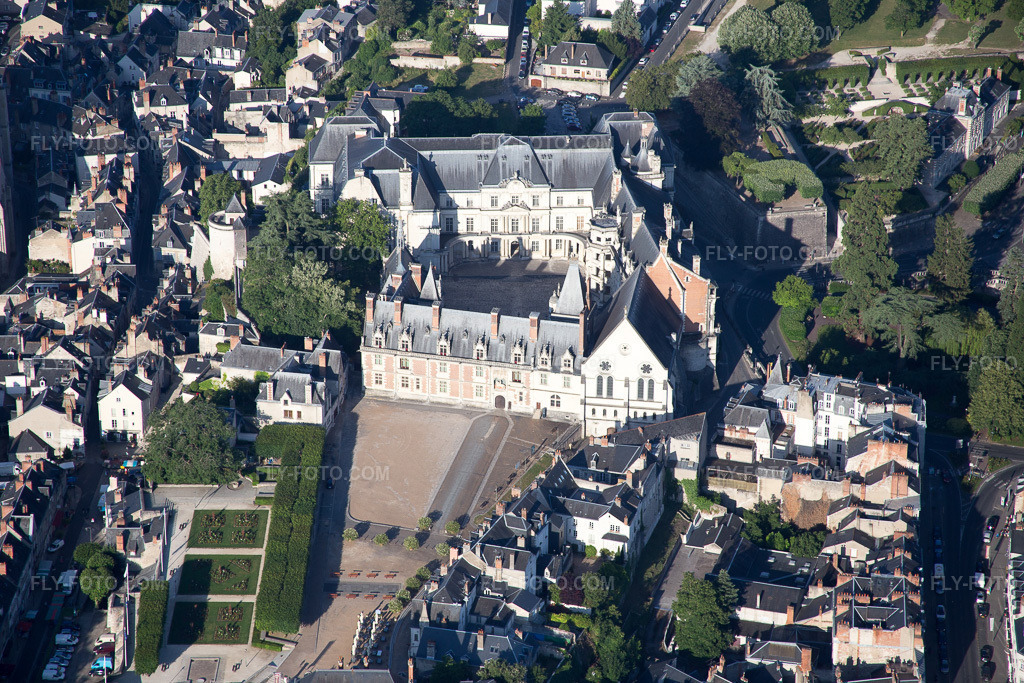 Aerial view: View of the town in Blois in the state Loir et Cher, France. – Photo: IMG_082058.jpg taken on 06/20/2015 by Werner Riehm/FLY-FOTO.com – Resolution of the original: 5472 x 3648 px