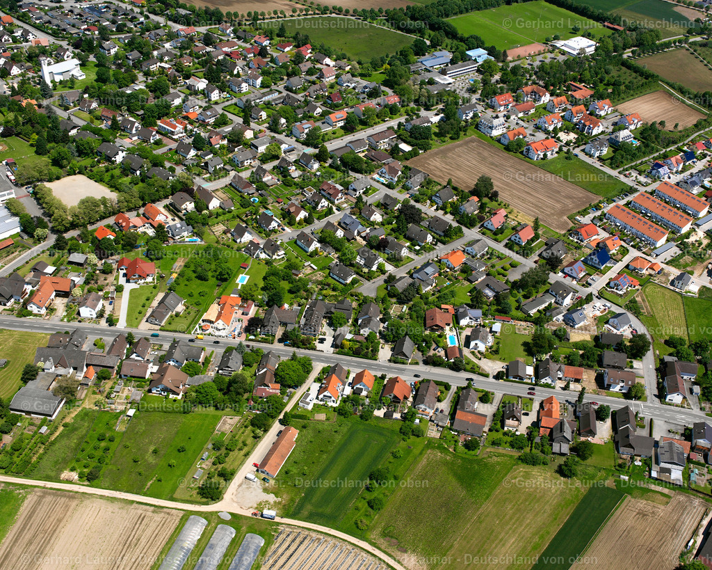2626281 | GOLDSCHEUER 09.06.2006 Ortsansicht am Rande von landwirtschaftlichen Feldern und Nutzflächen  in Goldscheuer im Bundesland Baden-Württemberg, Deutschland // Village view on the edge of agricultural fields and land  in Goldscheuer in the state Baden-Wuerttemberg, Germany Foto: Gerhard Launer
