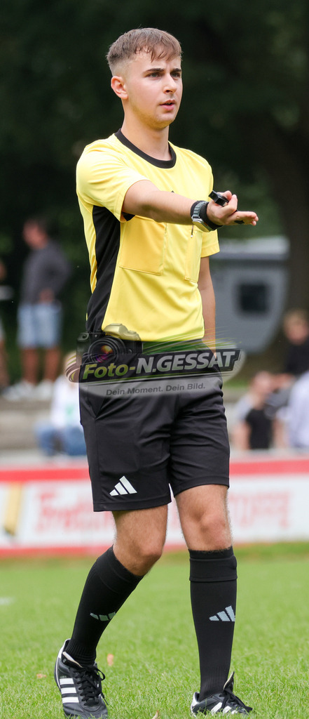 Bünder SV - VfL Holsen | Auf dem Bild zu sehen: Schiedsrichter: Nico Jendrysiak  Bünder SV, VfL Holsen, Saison 26/27, Kreisliga A, Bünde, Deutschland - Realisiert mit Pictrs.com