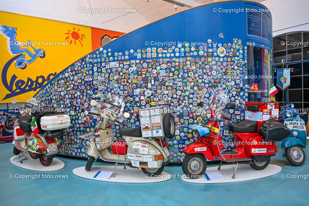 Italien_ Toskana_ Provinz Pisa_ Pontedera_ Vespa_ 29.05.2024-14 | 29.05.2024, Italien, ITA, Toskana, Pontedera im Bild Piaggio, Vespa, Museum

Piaggio ist ein italienischer Fahrzeughersteller mit Sitz in Pontedera. Das Unternehmen produziert verschiedene Mofas und Motorroller, unter anderem die Vespa, das Lastendreirad Ape sowie den Kleintransporter Porter. Zum Konzern gehören auch die Motorradmarken Aprilia, Derbi, Gilera, Laverda und Moto Guzzi. 
Quelle: Wikipedia