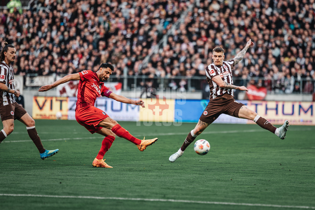 Fußball | Männer | Saison 2025/2026  | Fußball-Bundesliga | 27. Spieltag | FC St. Pauli vs. SC Freiburg | 22.04.2026 | Schuss von Vincenzo Grifo (#32, SC Freiburg)