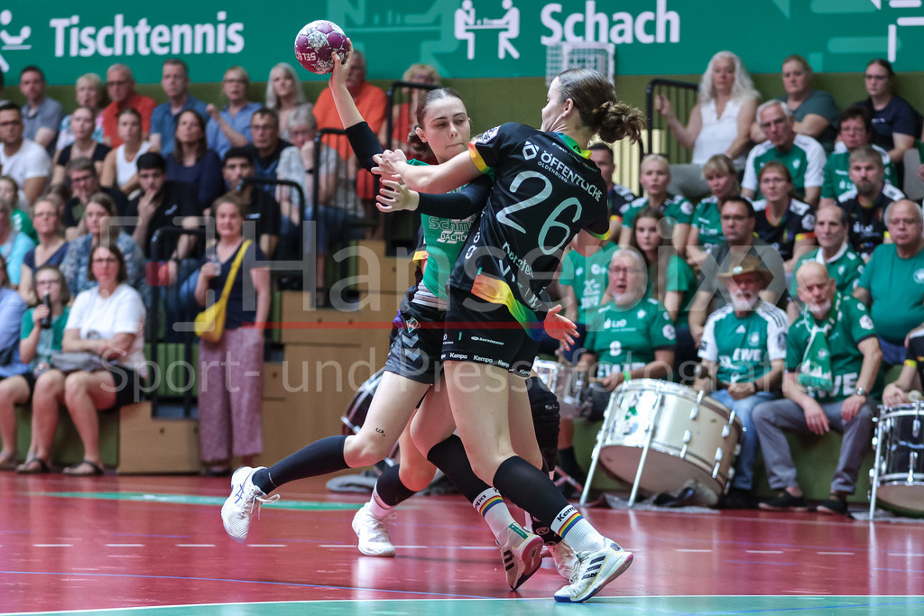 Handball, DHB-Pokal Frauen, SV Werder Bremen - VfL Oldenburg | v.li.: Chiara Thorn (SV Werder Bremen, 44) und Pam Korsten (VfL Oldenburg, 26) im Zweikampf, Duell, Spielszene, Aktion, Action