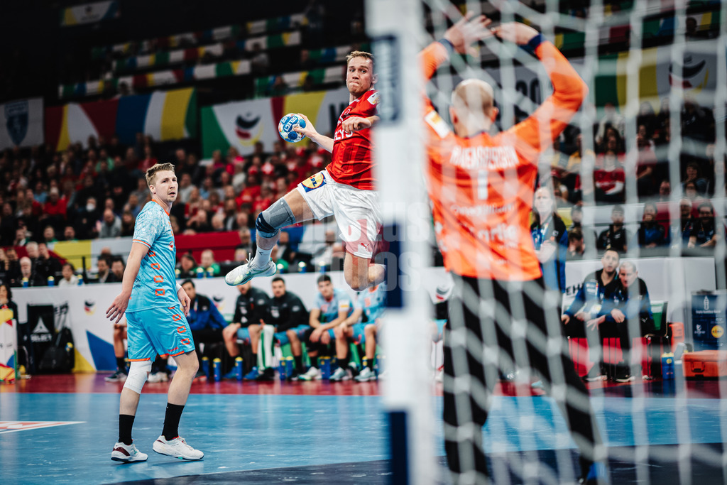 Handball | Herren | EHF EURO 2024 | European Championshop Men 2024 Final Tournament | Dänemark vs. Holland | 17.01.2024 | Simon Bogetoft Pytlick (#43, Dänemark, DEN) beim Wurf