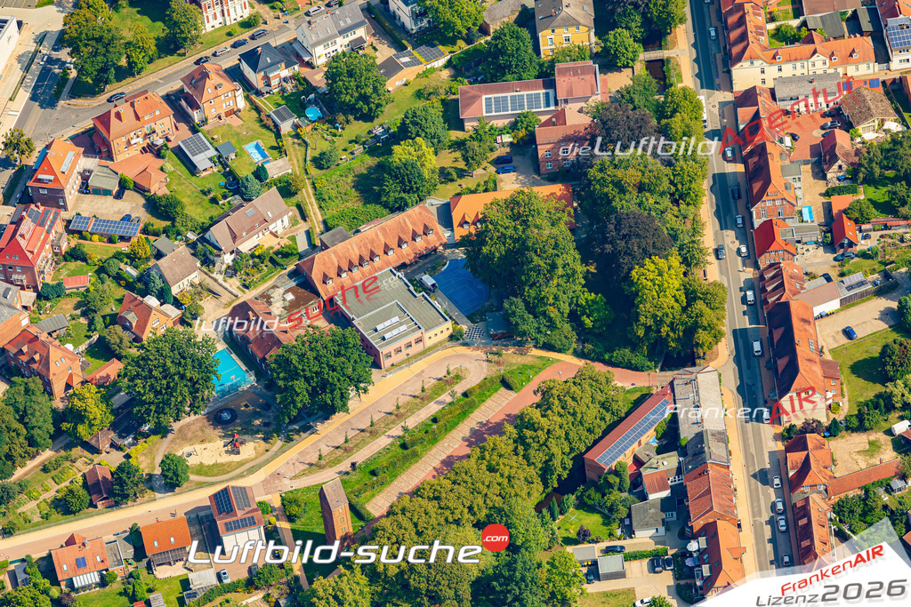Luftbild der Stadt Ludwigslust - Das Luftbild wurde 2025 vom UL-Flugzeug heraus erstellt ( keine Drohnenaufnahme ) - Hochauflösende Luftaufnahme - für Wandbilder und großformatige Ausdrucke geeignet. Das besondere Geschenk!Hier alle&nbsp;Infos zur Lizenzierung der LuftaufnahmeWir fliegen auch dieses Jahr wieder in Ihre Region um Luftbilder zu erstellen.- Luftbild anfragen