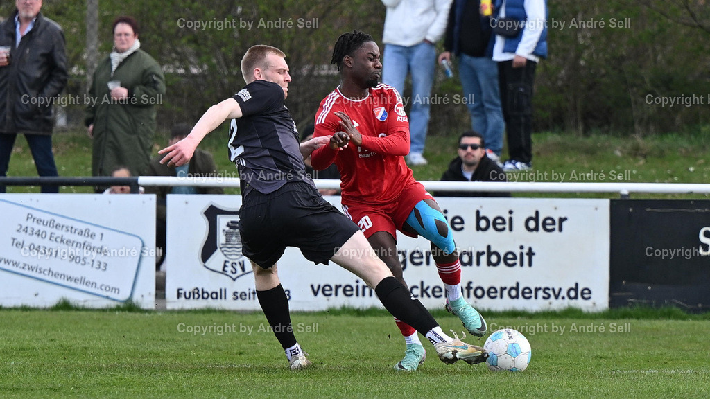 Eckernförder SV (schwarz) vs SpVg Eidertal Molfsee (r ot)  | Malte Clausen (ESV #22) vs Joel Prempeh (Molfsee #20) / Fußball-Landesliga Schleswig Männer 2025/2026 / Eckernförder SV (schwarz) vs SpVg Eidertal Molfsee (Rot)  / A-Platz / Eckernförde / 12.04.26 - Realisiert mit Pictrs.com