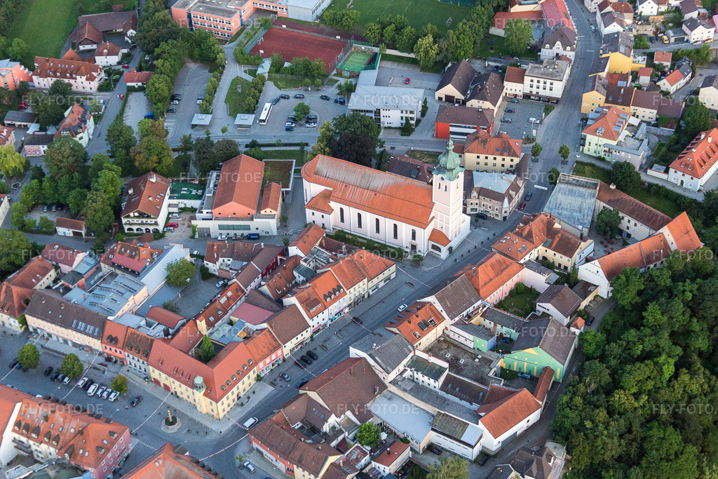 Luftbild: Stadtpfarrkirche St . Maria im Altstadt- Zentrum der Innenstadt an der Isar im Ortsteil Zanklau in Landau im Bundesland Bayern in Deutschland. Foto: IMG_090413.jpg vom 01.07.2016 durch Werner Riehm/FLY-FOTO.de