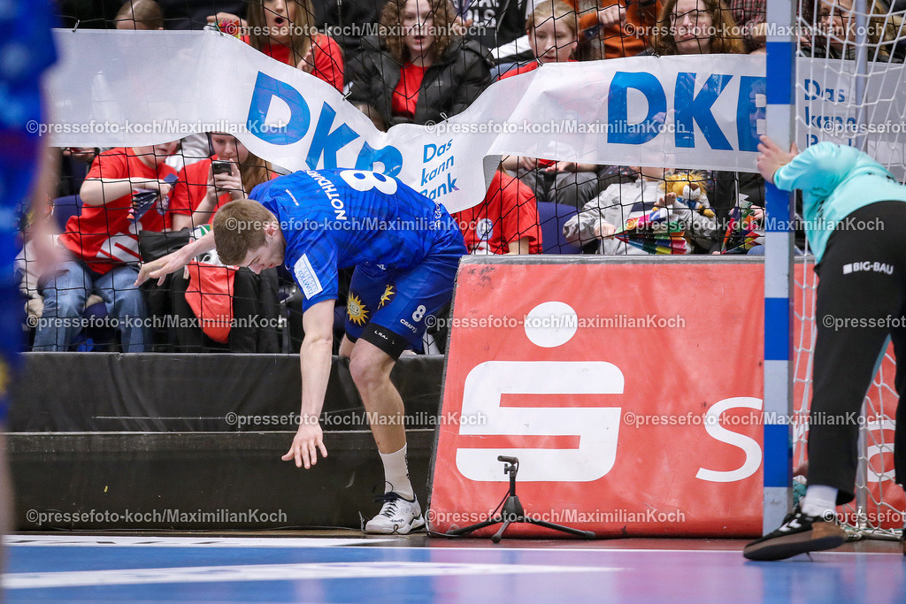 Due1HBL11022401065 | 11.02.2024, Handball, Düsseldorf, Mitsubishi Electric Halle, Liqui Moly Handball Bundesliga, Spieltag 21, Saison 2023 2024, Bergischer HC - THW Kiel: Tim Nothdurft (Bergischer HC) stürzt hinter die Bande in das Netz