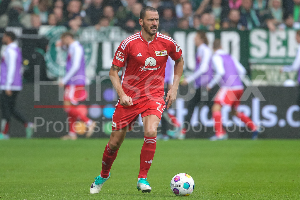 Fussball, Bundesliga, SV Werder Bremen - 1. FC Union Berlin | v.li.: Leonardo Bonucci (1. FC Union Berlin, 23) am Ball, Freisteller, Einzelbild, Ganzkörper, Aktion, Action, Spielszene, DIE DFL-RICHTLINIEN UNTERSAGEN JEGLICHE NUTZUNG VON FOTOS ALS SEQUENZBILDER UND/ODER VIDEOÄHNLICHE FOTOSTRECKEN. DFL REGULATIONS PROHIBIT ANY USE OF PHOTOGRAPHS AS IMAGE SEQUENCES AND/OR QUASI-VIDEO.