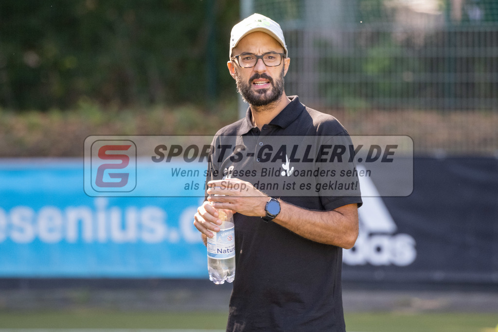 SFE_20220903_0006 | Hector Martinez ( Trainer TSV Mannheim )  ; 1. Bundesliga Hockey Herren Rot-Weiss Köln - TSV Mannheim am 03.09.2022 in Köln (KTHC Stadion Rot-Weiss Köln Tennis and Hockey Club), Photo: Stephan Fehrmann 2022 (Sports-Gallery)
