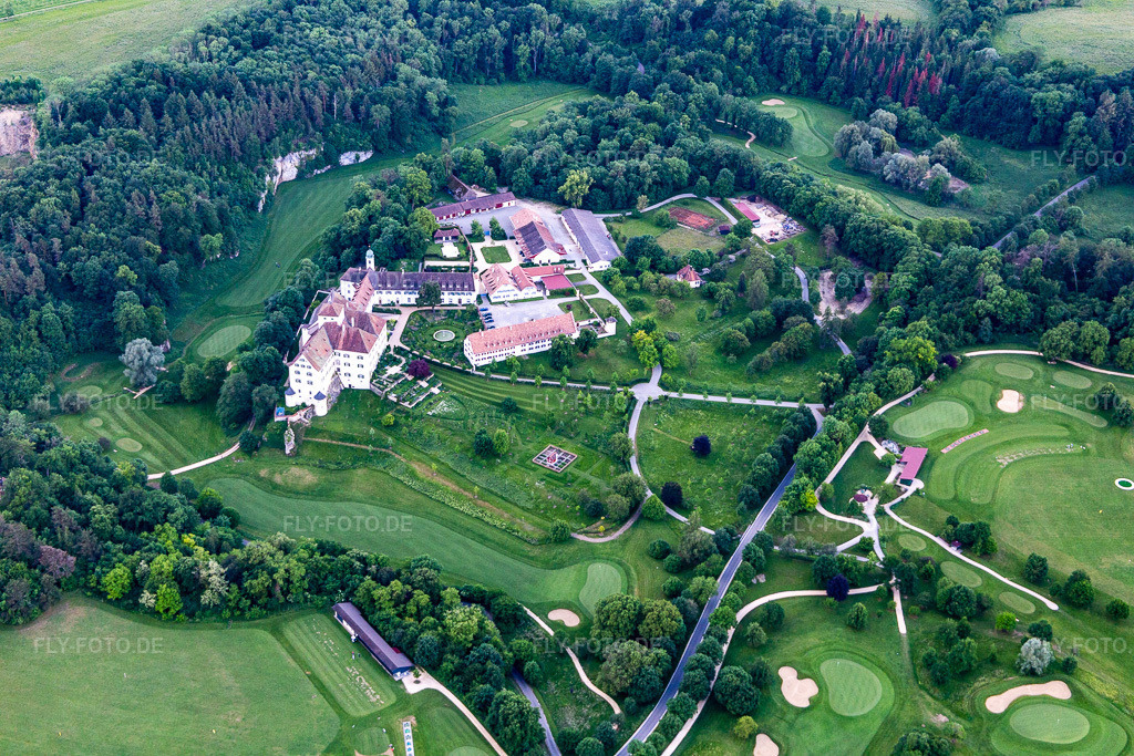 Luftbild: Der Country Club Schloss Langenstein - Der Golfplatz am Bodensee im Ortsteil Orsingen in Orsingen-Nenzingen im Bundesland Baden-Württemberg in Deutschland. Foto: IMG_131763.jpg vom 25.05.2022 durch Werner Riehm/FLY-FOTO.deTurniere & Veranstaltungen | GC Schloss Langenstein