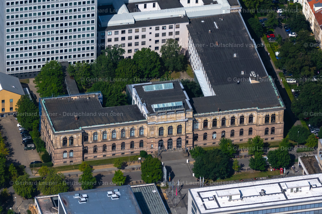 4035266 | BRAUNSCHWEIG 31.07.2020 Gebäude der Universität "TU Braunschweig" an der Pockelsstraße im Ortsteil Nordstadt in Braunschweig im Bundesland Niedersachsen, Deutschland. Weiterführende Informationen bei: Technische Universität Braunschweig. // Buildings of the university "TU Braunschweig" on street Pockelsstrasse in the district Nordstadt in Brunswick in the state Lower Saxony, Germany. Further information at: Technische Universitaet Braunschweig. Foto: Gerhard Launer