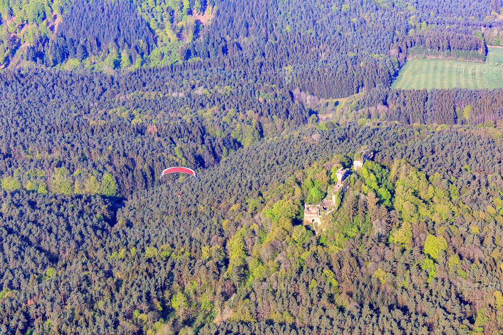 Luftbild: Burgruine Drachenfels mit rotem Gleitschirm in Busenberg im Bundesland Rheinland-Pfalz in Deutschland. Foto: IMG_106907.jpg vom 22.04.2018 durch Werner Riehm/FLY-FOTO.de