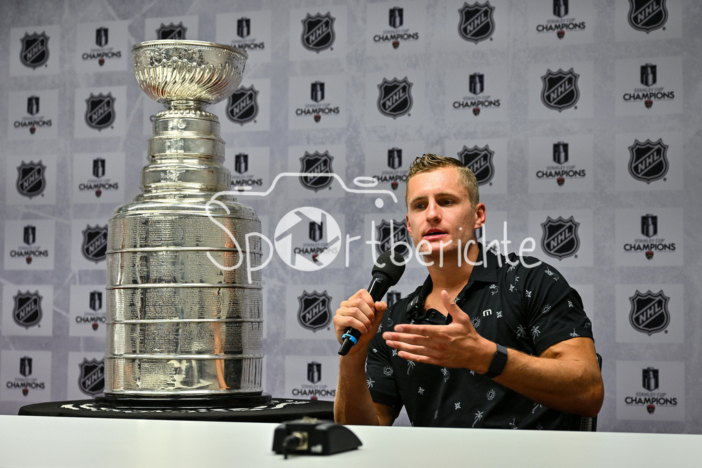 Cup Day | Nico Sturm präsentiert in Augsburg den Stanley Cup, den er bereits zum zweiten mal gewinnen konnte