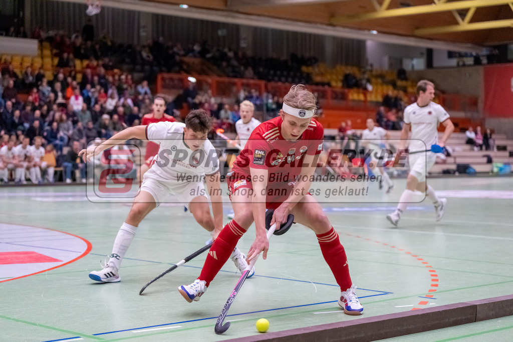 HK_20241214_100235 | 1. Bundesliga Halle Herren Crefelder HTC - Rot-Weiss Köln am 14.12.2024 Halle Glockenpitz, Krefeld , Julius Hayner ( Crefelder HTC #6 ) , Henrik Siegburg ( Rot-Weiss Köln #25 )