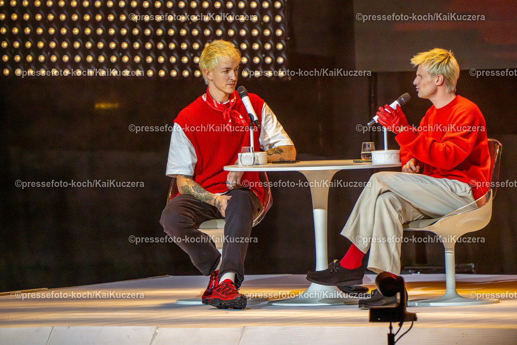 KKU16112401033 | 16.11.2024, xkkux, Düsseldorf, Mitsubishi Electric HALLE, Die Influencer Niklas van Lipzig und David Martin vom Podcast "Arm aber Sexy" performen bei ihrer Show dudes. LIVE UNCUT 2024