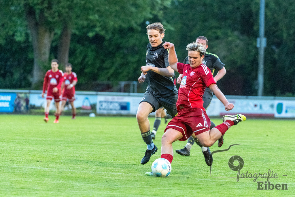 SV Eintracht Wiefelstede-TSV Abbehausen | Bezirksliga Herren; SV Eintracht Wiefelstede (rot)-TSV Abbehausen (grau) am 13.05.2026 in Wiefelstede (Sportanlage), Photo: Philip Eiben 2026 - Realisiert mit Pictrs.com