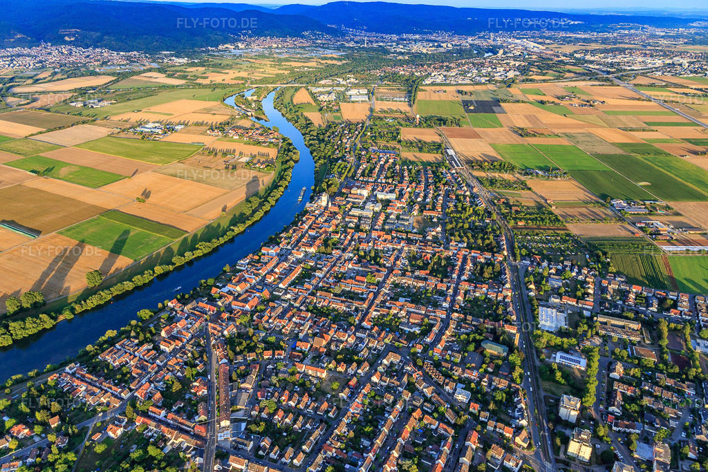 Luftbild: Ortsansicht von Westen am Neckarufer im Ortsteil Edingen in Edingen-Neckarhausen im Bundesland Baden-Württemberg in Deutschland. Foto: IMG_109364.jpg vom 30.07.2018 durch Werner Riehm/FLY-FOTO.de