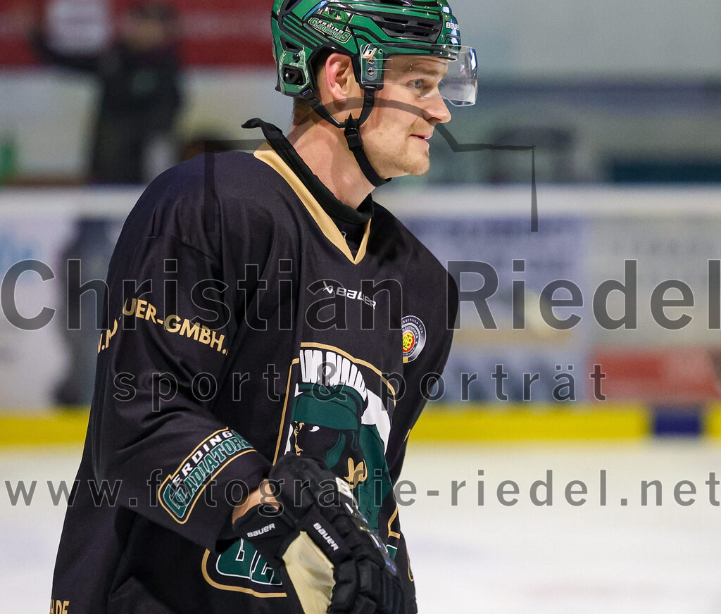 2025-11-16_017_TSV_Erding_gegen_Selber_Woelfe | Erding, Deutschland, 16.11.2025:Eishockey, Oberliga Süd 2025 / 2026, 17. Spieltag, TSV Erding gegen Selber Wölfe, Endergebnis: 3:1Elia Ostwald (Erding Gladiators, #17)Foto: Christian Riedel / fotografie-riedel.net