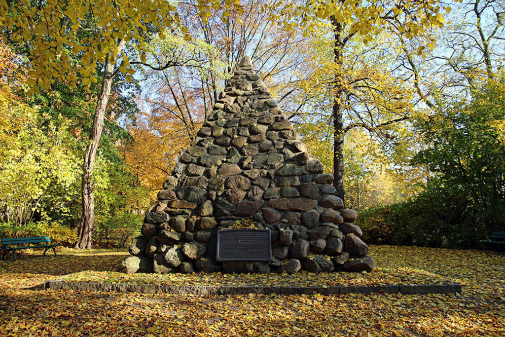 Foto: Leipzig - Gletschersteinpyramide | Das Team hinter BILDLEXIKON LEIPZIG bündelt historische wie aktuelle Informationen über die Stadt Leipzig in Text und Bild auf einer Plattform und stellt diese der interessierten Öffentlichkeit zur Verfügung.