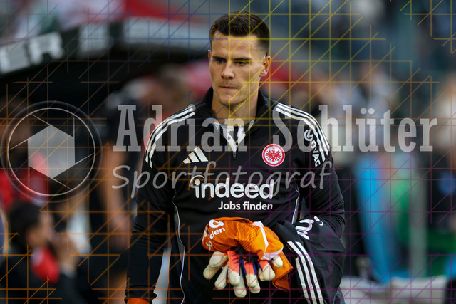 Borussia Mönchengladbach vs Eintracht Frankfurt - Bundesliga  | Mönchengladbach, Deutschland, 27.09.25:   Michael Zetterer (Eintracht Frankfurt) schaut waehrend des Spiels der Bundesliga zwischen Borussia Mönchengladbach vs Eintracht Frankfurt im Stadion im Borussia Park(Foto von Brauer-Fotoagentur / Adrian Schlueter)