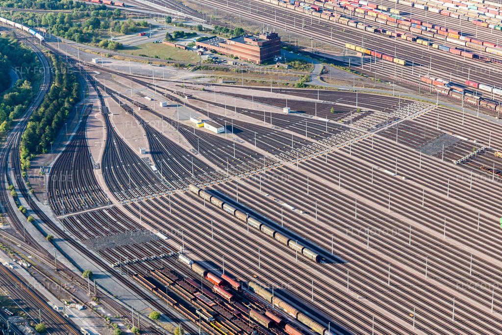 Luftbild: Schienen- und Gleisstrecken auf den Abstellgleisen und Rangierstrecken des Rangierbahnhofes und Güterbahnhofes Maschen der Deutschen Bahn im Ortsteil Maschen in Seevetal im Bundesland Niedersachsen in Deutschland. Foto: IMG_110295.jpg vom 18.08.2018 durch Werner Riehm/FLY-FOTO.de