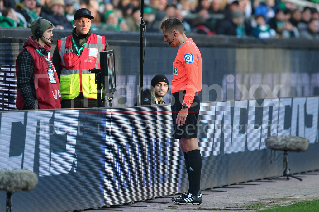 Fussball, Bundesliga, SV Werder Bremen - SC Freiburg | v.li.: Schiedsrichter Robert Hartmann schaut, sieht sich in der Review-Area die Spielszene, Szene auf dem Monitor an, Videoassistent, Videoüberprüfung, Videoschiedsrichter, Videobeweis, VAR, Video-Assistent, Video-Schiedsrichter, Kölner Keller, Video Assistant Referee, VA, TV-Beweis, Fernsehbeweis, Bildschirm, DIE DFL-RICHTLINIEN UNTERSAGEN JEGLICHE NUTZUNG VON FOTOS ALS SEQUENZBILDER UND/ODER VIDEOÄHNLICHE FOTOSTRECKEN. DFL REGULATIONS PROHIBIT ANY USE OF PHOTOGRAPHS AS IMAGE SEQUENCES AND/OR QUASI-VIDEO.