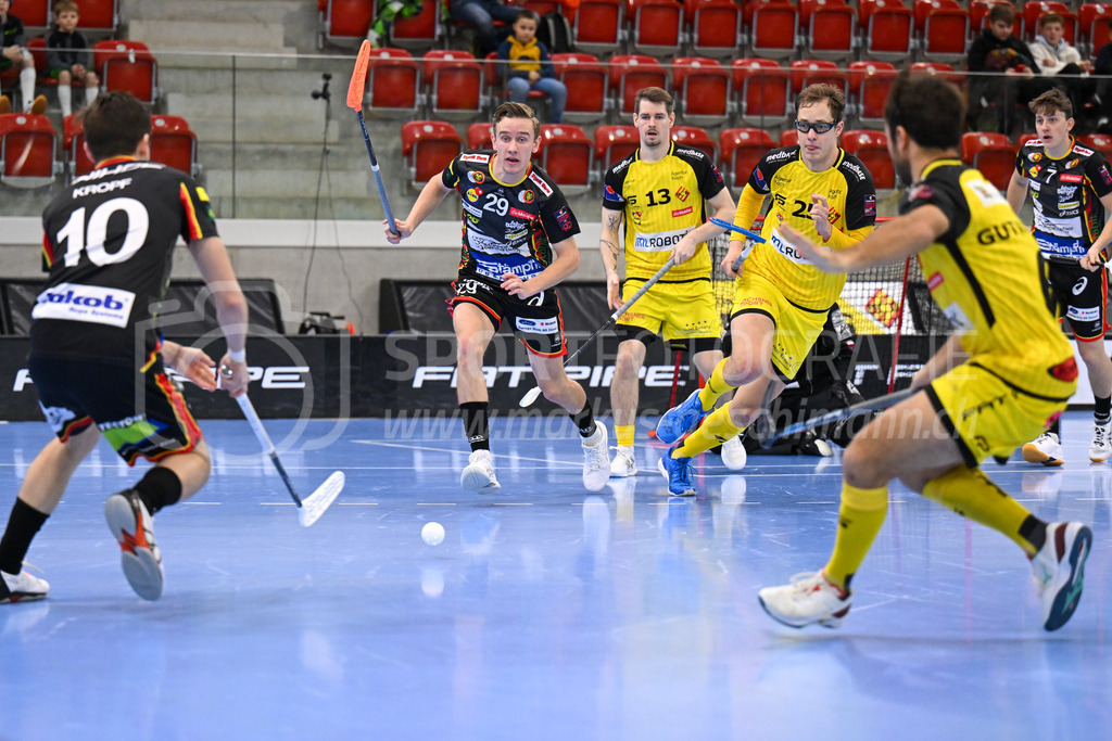 HC Rychenberg vs Tigers Langnau - 11. Dezember 2022 | HC Rychenberg vs Tigers Langnau
AXA Arena, Winterthur
Maurice Aebersold (#29 Tigers Langnau), Claudio Mutter (#13 HC Rychenberg) und Michel Wöcke (#22 HC Rychenberg).
Bild: Sportfotografie Markus Aeschimann | www.markus-aeschimann.ch - Realisiert mit Pictrs.com