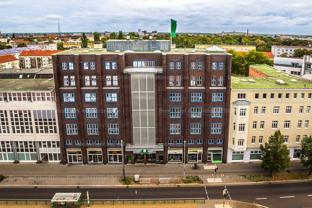 6_Magdeburg Moderne Lehmann-5360 | Das **AOK-Geschäftsgebäude in der Lüneburger Straße** gehört zu den bemerkenswerten Verwaltungsbauten der Magdeburger Moderne. Mit seinen klaren Linien, den großzügigen Fensterflächen und der funktionalen Gestaltung verkörpert das Gebäude die Architektur des **Neuen Bauens**. Es entstand Ende der 1920er-Jahre nach Plänen des Architekten **Carl Krayl**, einem der engsten Weggefährten von **Bruno Taut**, und steht beispielhaft für den architektonischen Aufbruch Magdeburgs in der Weimarer Republik.Unter Oberbürgermeister **Hermann Beims** entwickelte sich Magdeburg zu einem der bedeutendsten Zentren moderner Architektur in Deutschland. Gemeinsam mit Bruno Taut und Johannes Göderitz prägte Carl Krayl das neue Stadtbild entscheidend mit. Während Taut die städtebaulichen Visionen entwickelte, setzte Krayl mit seinen Gebäuden und der charakteristischen Farbgestaltung wichtige gestalterische Akzente, die der Stadt den Beinamen **„Bunte Stadt Magdeburg“** einbrachten.Das AOK-Gebäude ist bis heute ein eindrucksvolles Zeugnis dieser Epoche. Es verbindet funktionale Architektur mit einer zeitlosen Formensprache und erinnert an eine Zeit, in der Magdeburg mit mutigen Ideen, sozialem Wohnungsbau und moderner Architektur deutschlandweit Maßstäbe setzte. - Realisiert mit Pictrs.com