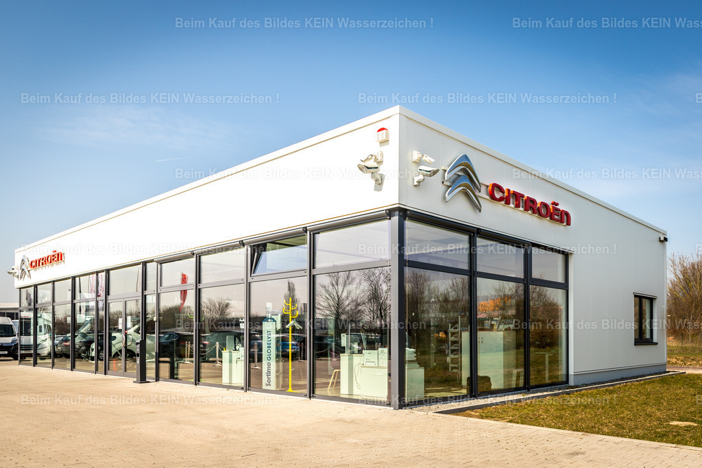Plomitzer Nord-4838 | Das moderne Citroën Autohaus überzeugt durch seine zeitgemäße Architektur und eine großzügige Glasfassade. Die transparent gestalteten Ausstellungsflächen sorgen für helle Innenräume und setzen die Fahrzeuge wirkungsvoll in Szene.Mit seiner klaren Formensprache und dem offenen Gebäudekonzept ist das Autohaus ein Beispiel moderner Gewerbearchitektur. Es verbindet Funktionalität, Kundenfreundlichkeit und ein repräsentatives Erscheinungsbild an einem wichtigen Wirtschaftsstandort in Magdeburg. - Realisiert mit Pictrs.com