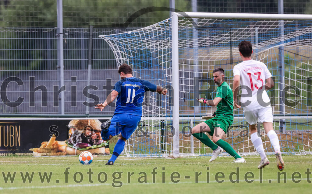 2023-06-30_109_FC_Langengeisling_gegen_VfB_Forstinning | Erding, Deutschland, 30.06.2023:
Fußball, Bezirksliga Oberbayern Ost 2023 / 2024, Testspiel, FC Langengeisling gegen VfB Forstinning, Endergebnis: 3:0

Florian Rupprecht (FC Langengeisling, #11), Torwart Marko Susac (VfB Forstinning, #1), Niklas Mayer (VfB Forstinning, #13)

Foto: Christian Riedel / fotografie-riedel.net