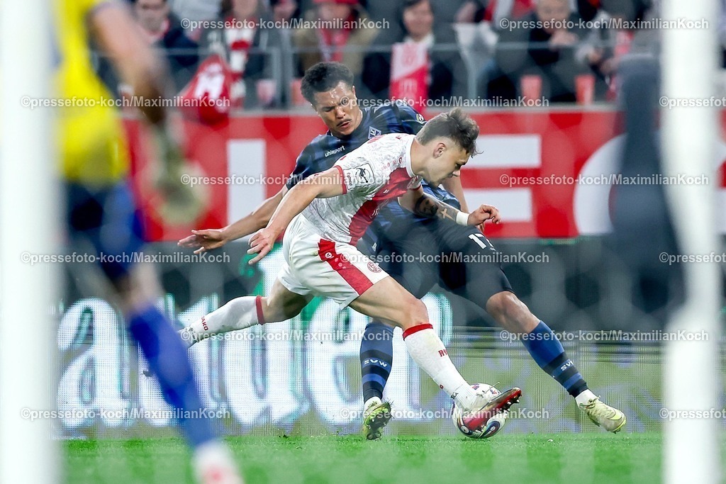 RWE04032601062 | 2026.03.04, Fußball, 3.Liga Herren, Rot-Weiss Essen -  SV Waldhof Mannheim, Stadion Hafenstraße, 27.Spieltag, Saison 2025 / 2026: Samuel Abifade (Waldhof Mannheim #17) im Zweikampf gegen  Jannik Hofmann&nbsp;(Rot-Weiss Essen #37)  DFB regulations prohibit any use of photographs as image sequences and or quasi-video.