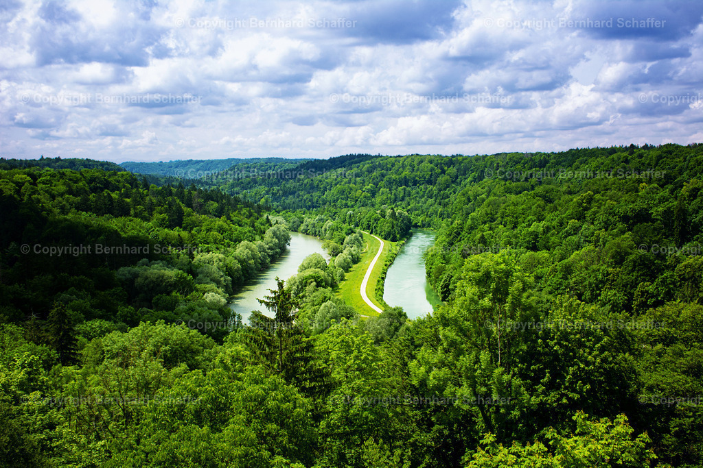 Wald - Fluss - Himmel | Fluss und Weg im Tal, umgeben von Wäldern. - Realisiert mit Pictrs.com