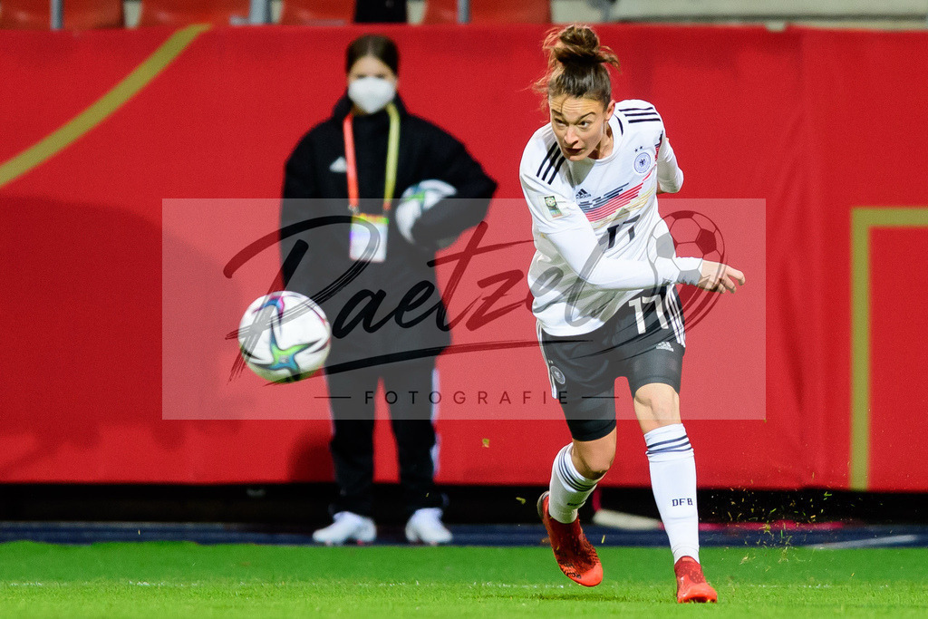 GERTUR20211126_186 | Fussball, Frauen: Felicitas Rauch (Germany) in Aktion, am Ball, Einzelaktion bei dem Spiel der WM-Qualifikation zwischen Deutschland und Tuerkei im Eintracht-Stadion am 26.11.2021 in Braunschweig, Deutschland. - Realisiert mit Pictrs.com