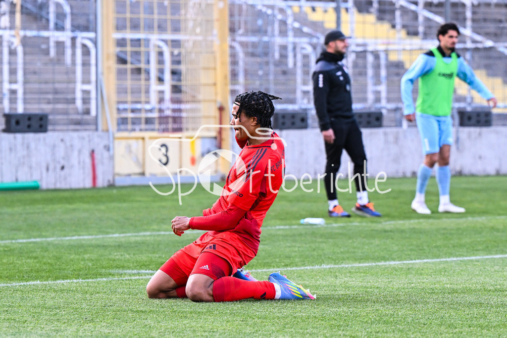 FC Bayern Amateure - Türkgücü München | Jubel der Bayern Amateure nach dem Treffer zum 3-0 durch Julien YANDA (FC Bayern München II #3) / Tor / Torschuetze / Freude / Happy / Regionalliga Bayern: FC Bayern Muenchen II - Tuerkguecue Muenchen, Gruenwalder Stadion am 09.05.2025