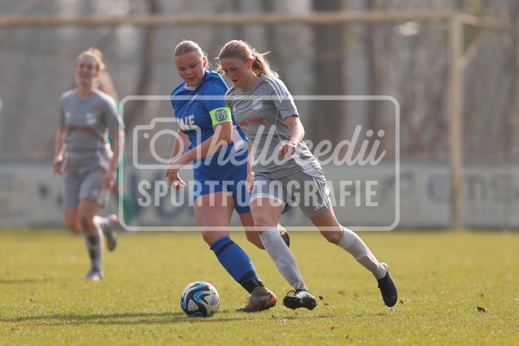 Fußball I Frauen I Saison 2025-2026 I Oberliga Niedersachsen I 15. Spieltag I SV Meppen 1912 e.v. U20 2 - BW Hollage -32 | Zweikampf zwischen Jule Pollmann (5, SV Meppen 1912 e.v.) und Marie Wulftange (8, BW Hollage) - Realisiert mit Pictrs.com