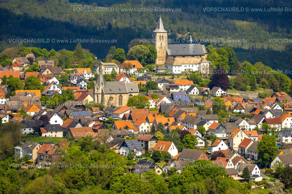Marsberg240504187Obermarsberg | Luftbild, Wohngebiet Ortsansicht Obermarsberg auf einem bewaldeten Berg, vorne römisch-katholische St. Nikolaikirche, hinten Stiftskirche St. Peter und Paul und Hein-Stiftung, Obermarsberg, Marsberg, Sauerland, Nordrhein-Westfalen, Deutschland