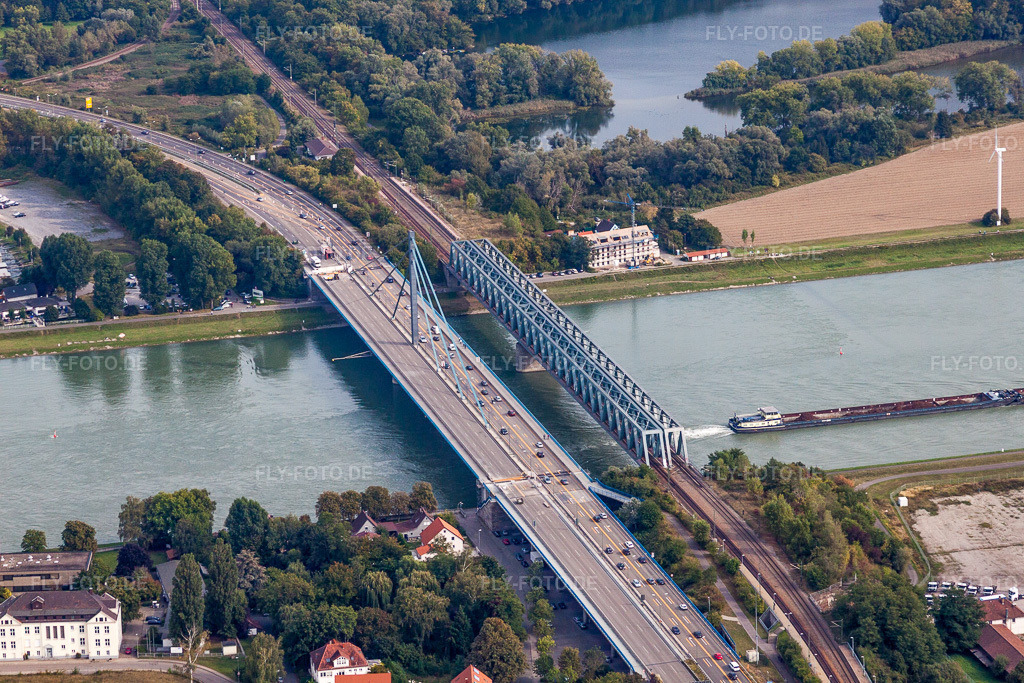 Luftbild: Fluß - Brückenbauwerke der Bundesstraße 10 und der Regionalbahn über den Rhein zwischen Karlsruhe Maxau und Wörth am Rhein im Ortsteil Maximiliansau in Wörth im Bundesland Rheinland-Pfalz in Deutschland. Foto: IMG_53285.jpg vom 23.09.2012 durch Werner Riehm/FLY-FOTO.de