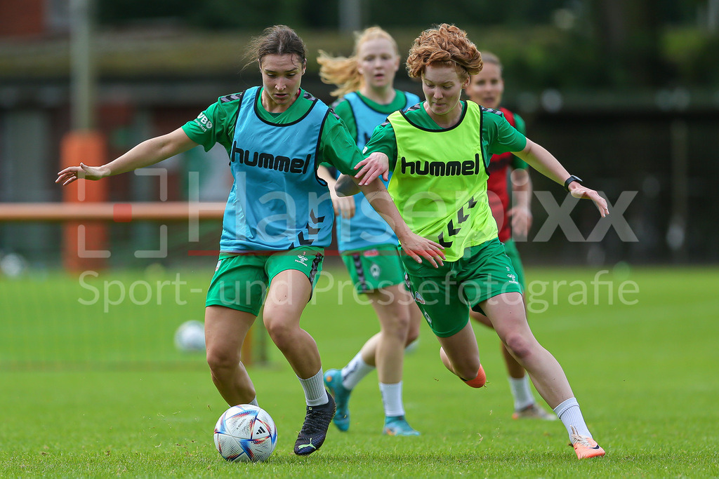 Fussball, Google Pixel Frauen-Bundesliga, Training SV Werder Bremen | v.li.: Sophie Weidauer (SV Werder Bremen, 9) und Lena Dahms (SV Werder Bremen, 37) im Zweikampf, Duell, Dynamik, Aktion, Action