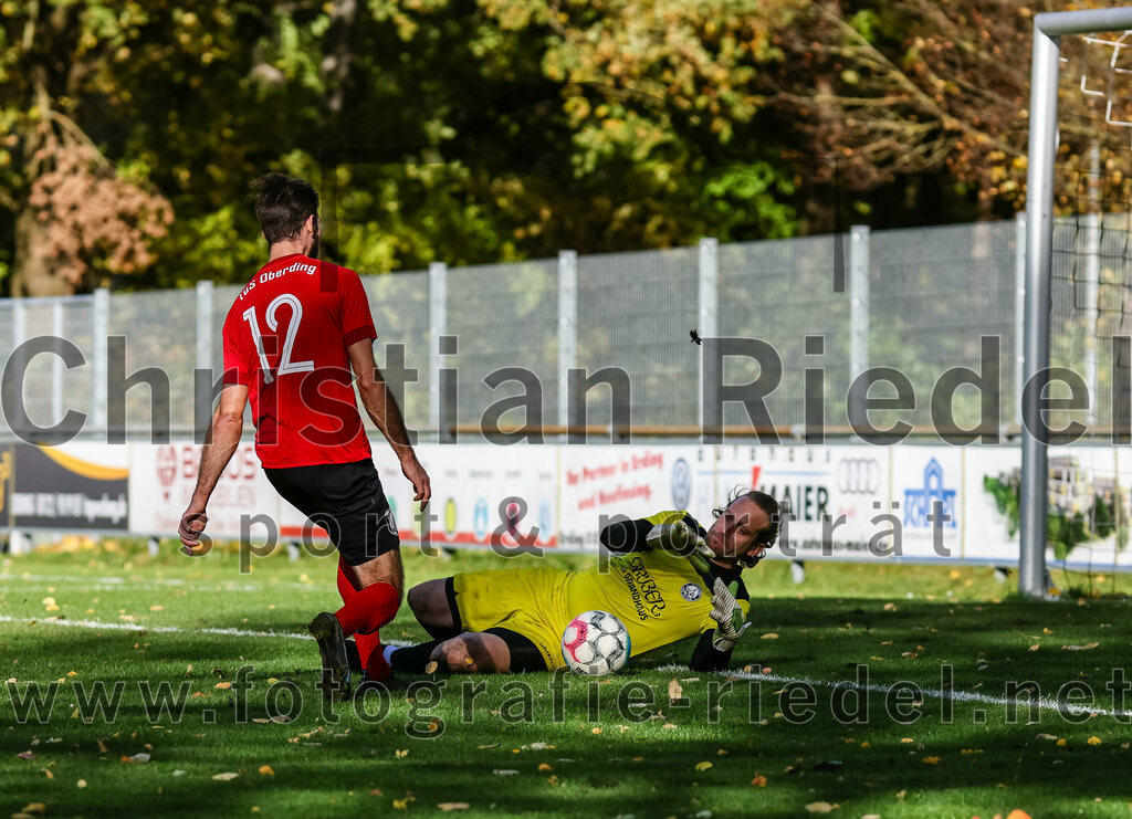 2023-11-05_087_FC_Herzogstadt_gegen_TuS_Oberding | Erding, Deutschland, 05.11.2023:
Fußball, Kreisklasse 2023 / 2024, 14. Spieltag, FC Herzogstadt gegen TuS Oberding, Endergebnis: 4:5

Markus Weber (TuS Oberding, #12), Torwart Florian Leininger (FC Herzogstadt, #22)

Foto: Christian Riedel / fotografie-riedel.net