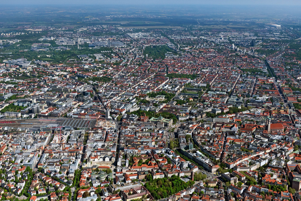 dr__0062905.jpg | MüNCHEN 29.04.2025 Stadtgebiet mit Außenbezirken und Innenstadtbereich in München im Bundesland Bayern, Deutschland. // City area with outside districts and inner city area in Munich in the state Bavaria, Germany. Foto: Daniel Reiter