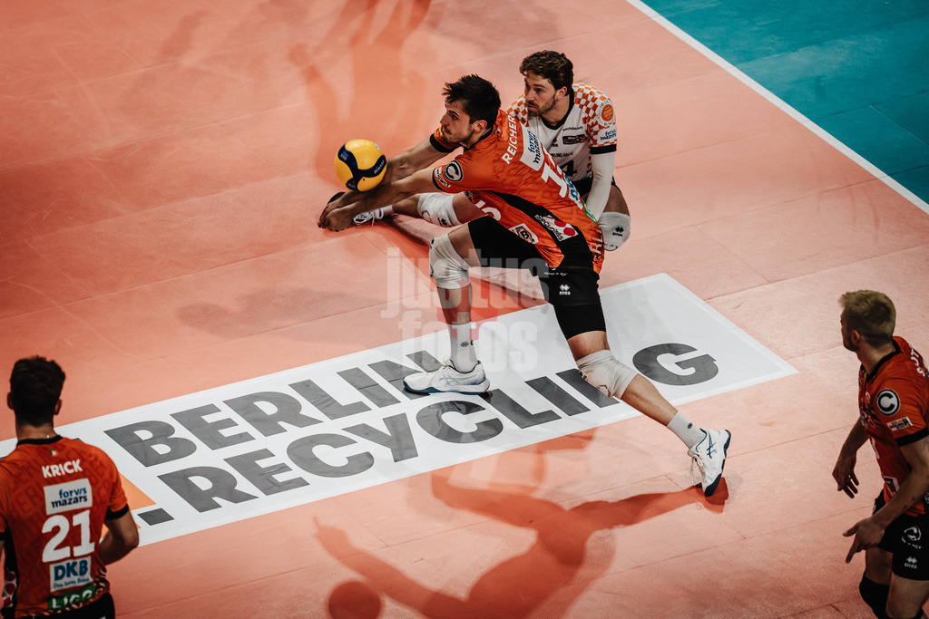 Volleyball | Herren | Saison 2024/2025 | 1. Volleyball Bundesliga Männer | Finale | BERLIN RECYCLING Volleys vs. SVG Lüneburg | 03.05.2025 | Moritz Reichert (#15, Berlin Recycling Volleys) nimmt den Ball an
