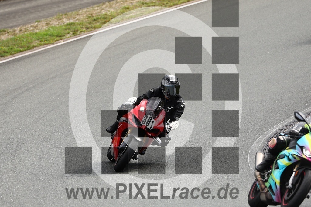 0301-20260907_03454 | Schöne Erinnerungen an spannende Momente - das festzuhalten ist unser Job. PIXELrace.de ist seit 2003 auf den Rennstrecken Europas unterwegs um die Action draußen beim Fahren und die wunderbare Stimmung imm Fahrerlager für euch einzufangen.