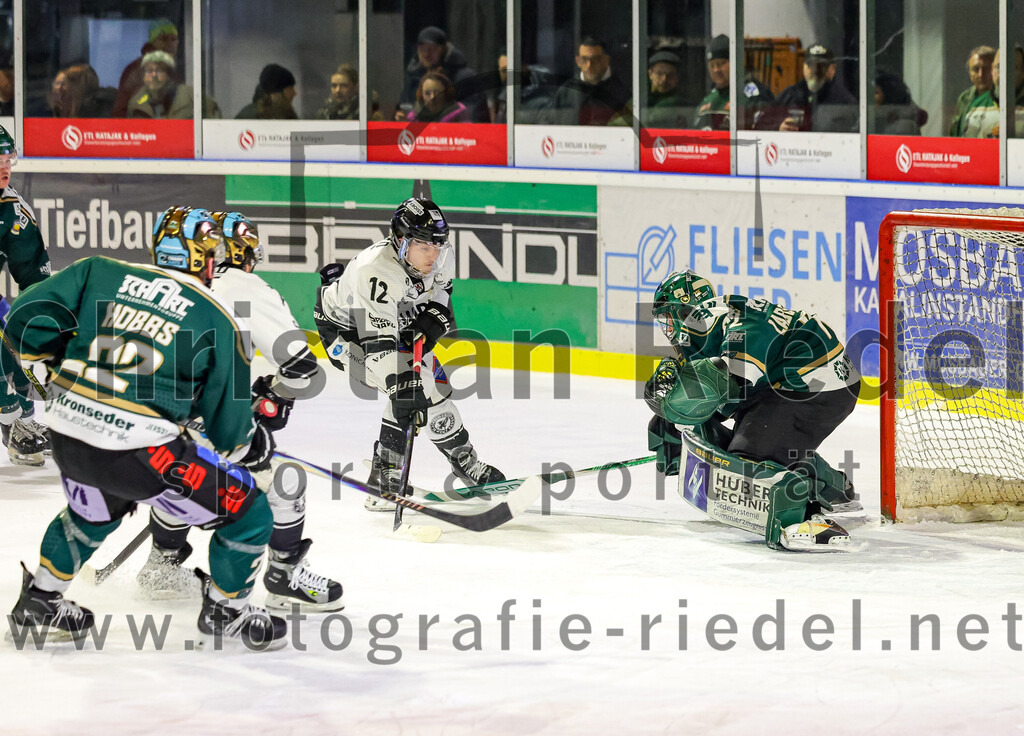 2026-01-30_071_TSV_Erding_gegen_EHF_Passau_Black_Hawks | Erding, Deutschland, 30.01.2026:Eishockey, Oberliga Süd 2025 / 2026, 42. Spieltag, TSV Erding gegen EHF Passau Black Hawks, Endergebnis: 2:6Grady Hobbs (Erding Gladiators, #22), Zack Nazzarett (EHF Passau Black Hawks, #12), Torwart David Zabolotny (Erding Gladiators, #72)Foto: Christian Riedel / fotografie-riedel.net