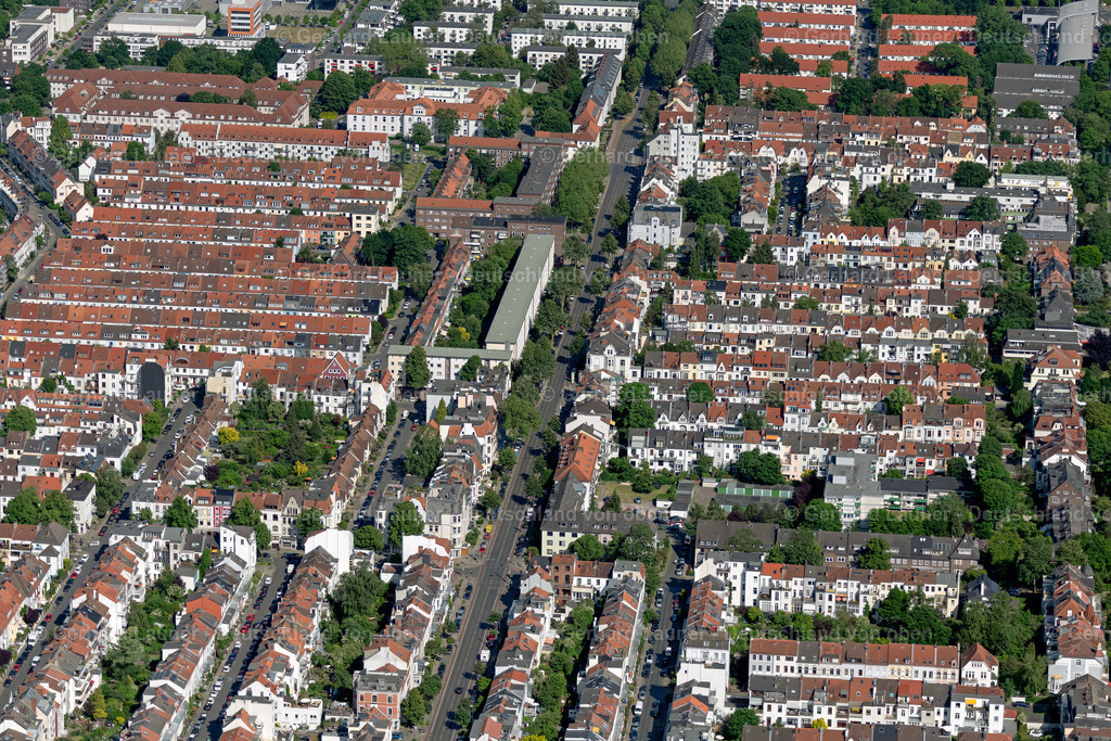 4030018 | BREMEN 01.06.2020 Wohngebiet einer Mehrfamilienhaussiedlung an der Hamburger Straße im Ortsteil Peterswerder in Bremen, Deutschland. // Residential area of a multi-family house settlement on the Hamburger Strasse in the district Peterswerder in Bremen, Germany. Foto: Gerhard Launer