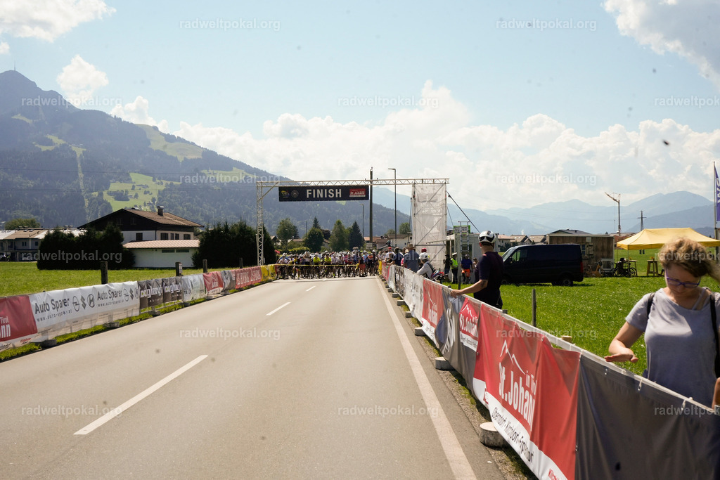 235_20230817_Bewerb_Maenner_Muehlanger | AUT - OESTERREICH, 2023-08-16: SPORT RENNRAD-FAHREN - 55. INTERNATIONALER RADWELTPOKAL IN ST. JOHANN IN TIROL  - Vintage-Radrennen mit WM-Bronze-Medaillen-Siegerin Christina Schweinberger, den Teilnehmer und Alexander Baumann (vom Orginastions-Team) - TAG 2 BEWERB MAENNER IN SECHS GRUPPEN  ; Foto: Roland Muehlanger
